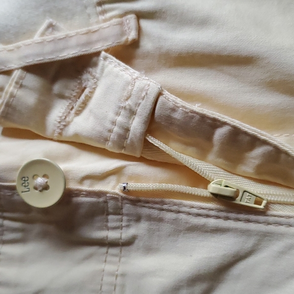 NWT Lee Fitinnovations Modern Motion Easy Fit Stretch Women's Yellow Shorts - 8 - Picture 6 of 10